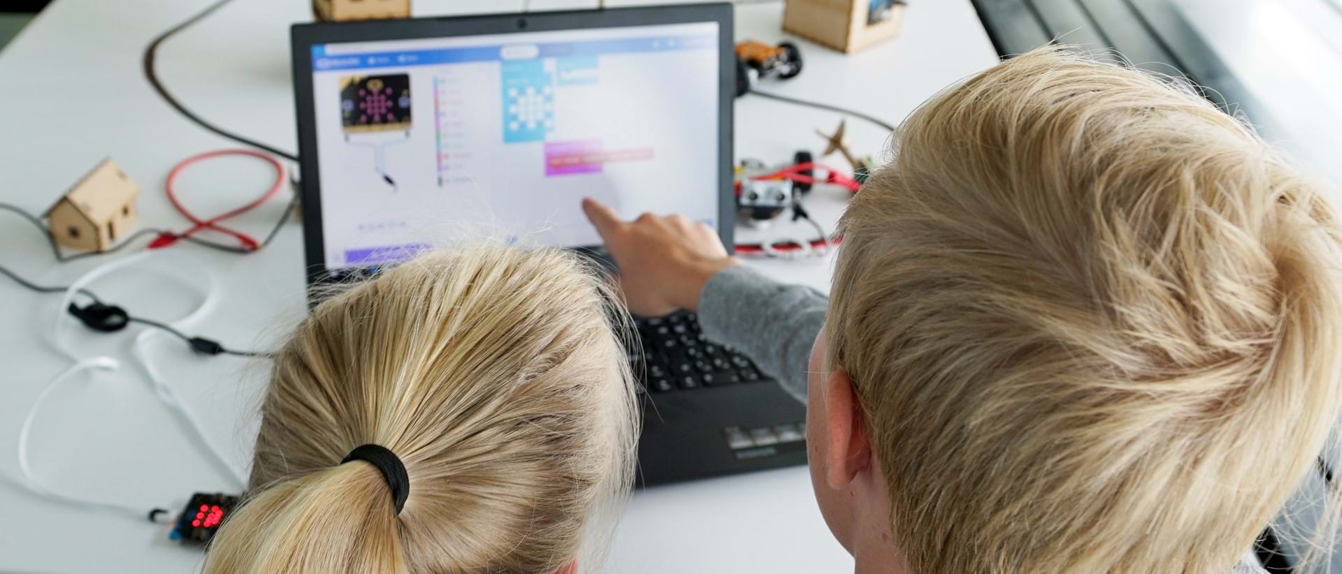 To barn lærer å programmere microbit