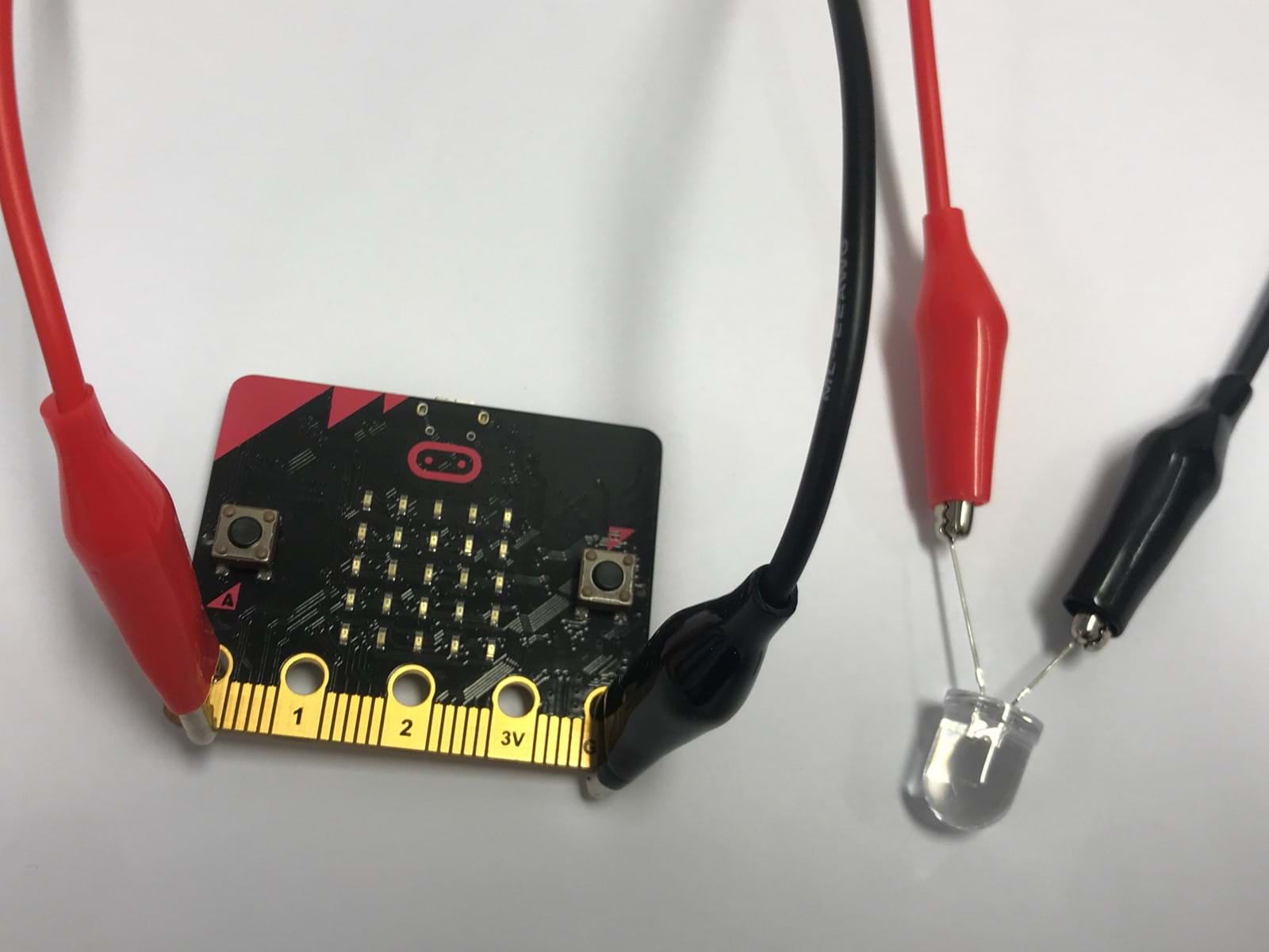 micro:bit koblet til lys med sort og rød ledning